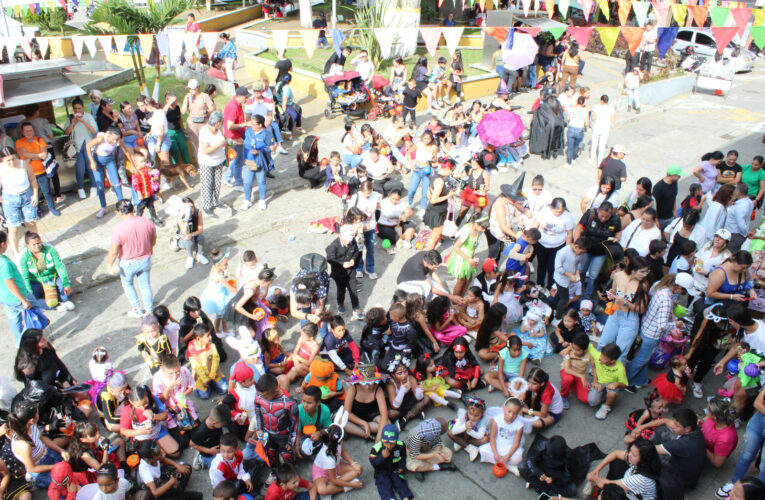 Dia de disfraces integró a los niños y sus familias
